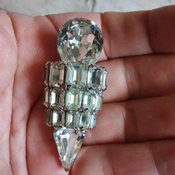Vintage fur clip - signed with a script E - rhinestones - Eisenberg - Picture 1 of 16